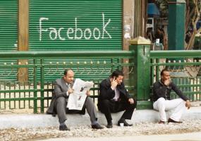 Mainstream media and the distribution of news in the age of social discovery