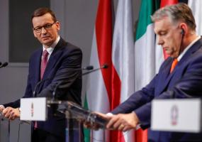 Hungary's Prime Minister Viktor Orban and Poland's Prime Minister Mateusz Morawiecki. REUTERS/Bernadett Szabo