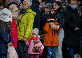 Children react during air raid signal as people wait to board an evacuation train from Kyiv to Lviv, at Kyiv central train station, following Russia's invasion of Ukraine, in Kyiv, Ukraine March 2, 2022. REUTERS/Gleb Garanich