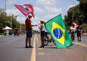 A supporter of Brazil's President and candidate for re-election Jair Bolsonaro talks with a supporter of Brazil's former President and presidential candidate Luiz Inacio Lula da Silva during an election campaign in Brasilia, Brazil October 16, 2022. REUTERS/Adriano Machado