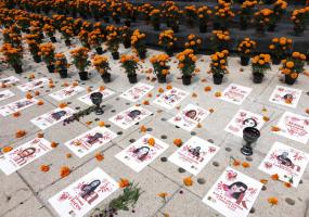 Imágenes de periodistas y activistas asesinados en un altar durante el día de los muertos en México.  REUTERS/Gustavo Graf