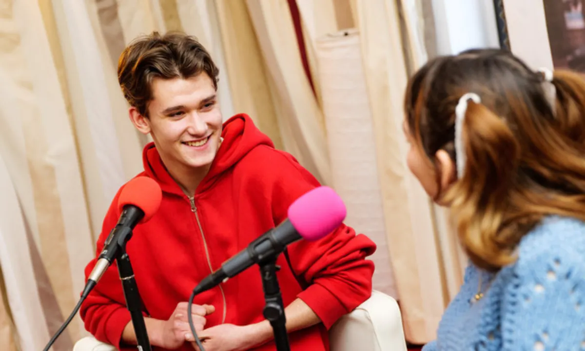 Two teenagers at Salon5, an experimental newsroom created by German nonprofit newsroom Correctiv. | Credit: Alexander Schneider